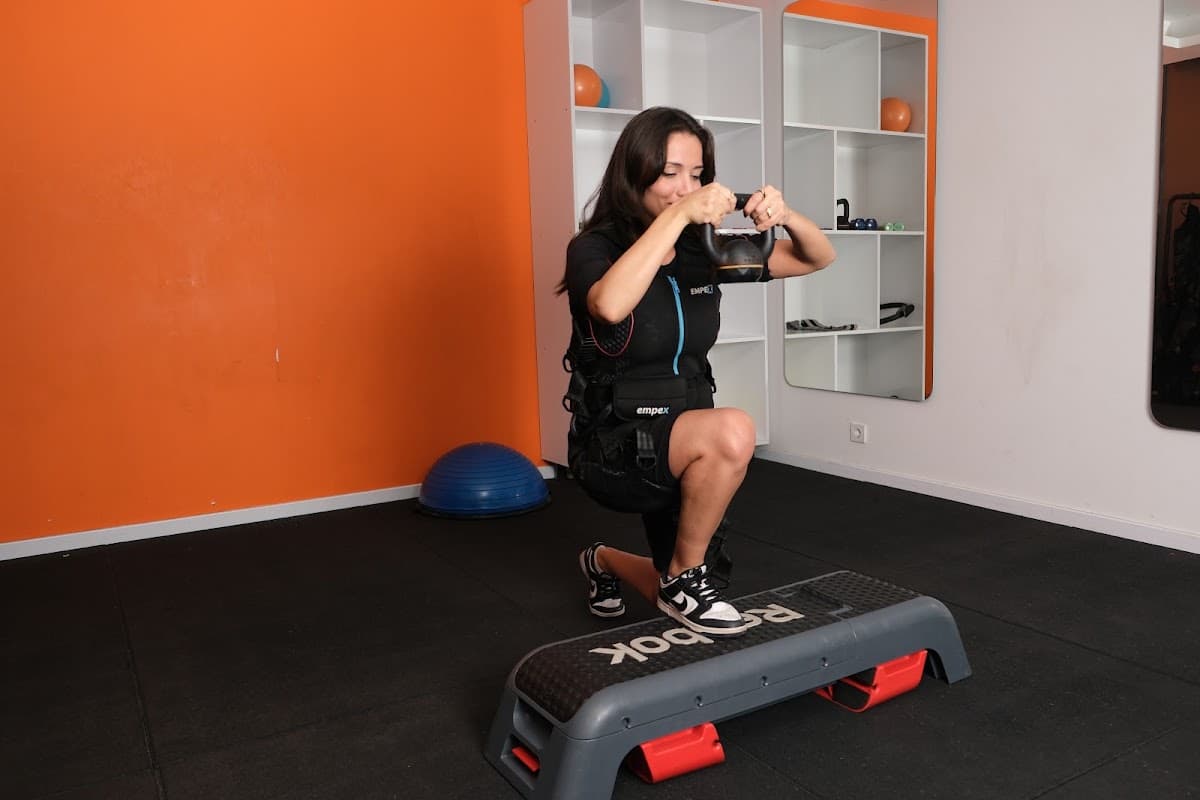 EMS ile Kas Yapmak Mümkün mü? Spor Salonuna Gitmeden Kas Kütlesi Artırma Rehberi